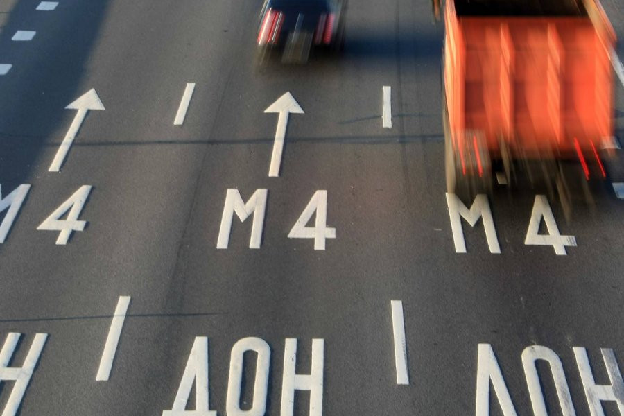 Колонна военной техники движется по трассе М-4 «Дон»