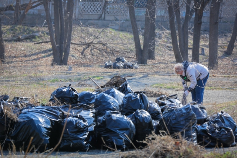 Комсомольские волонтеры-энергетики очистили от мусора берег Амура