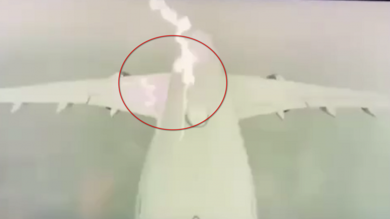 Молния попала в самолет в небе над Приморьем