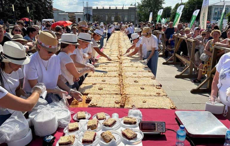 На Южном Урале испекли самый большой вишнёвый пирог в России