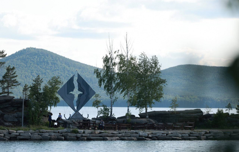 На озере Тургояк открыли стелу в честь путешественников