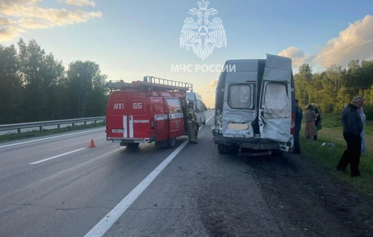 На трассе М-5 в Челябинской области столкнулись фура и маршрутка с 16 пассажирами