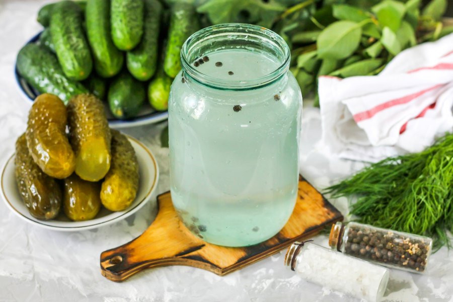 Нарколог Поликарпов призвал отказаться от рассола и томатного сока при синдроме похмелья