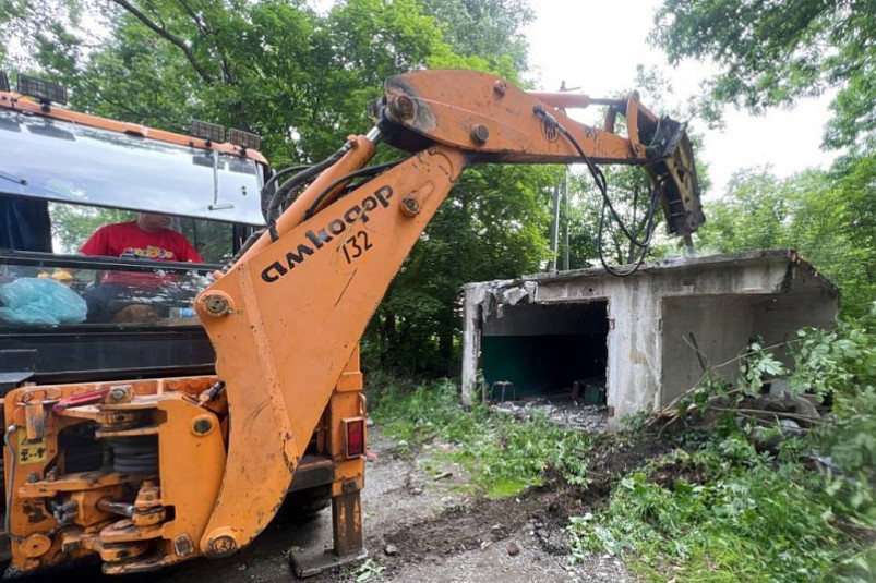 Незаконные гаражи продолжают вывозить во Владивостоке – теперь с Магнитогорской и Маковского