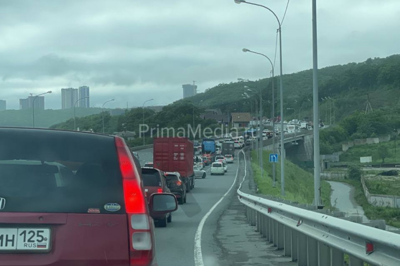 Огромная пробка сковала важную транспортную магистраль во Владивостоке