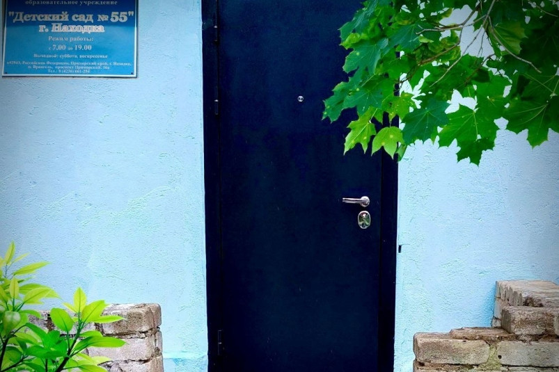 Окна и двери обновляют в детских садах посёлка Врангель