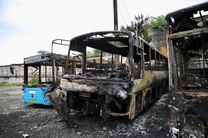 Первые объяснения масштабного пожара в автобусном парке Владивостока