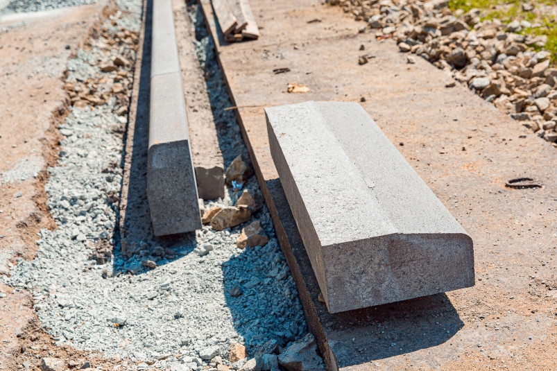 Прокуратура начала проверку после травмы женщины на тротуаре во Владивостоке