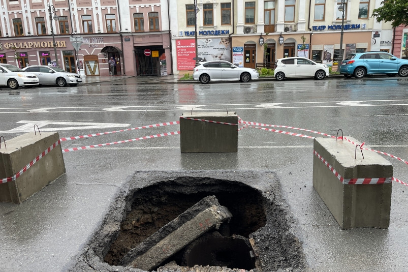 Провалы на дорогах и водопады на подпорных стенах – как Владивосток переживает циклон