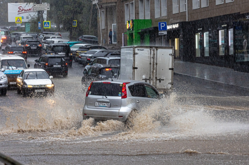 Разбил город: первые итоги удара мощного ливня по Владивостоку – фото, видео