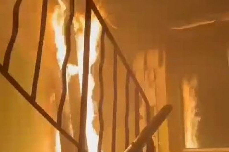 “Страшный” пожар охватил жилой дом во Владивостоке – видео с места