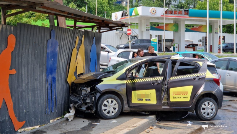 Такси влетело в забор на Третьей рабочей во Владивостоке