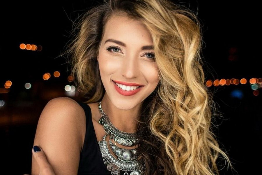 Телеведущая Регина Тодоренко кормит сына грудью прямо на работе