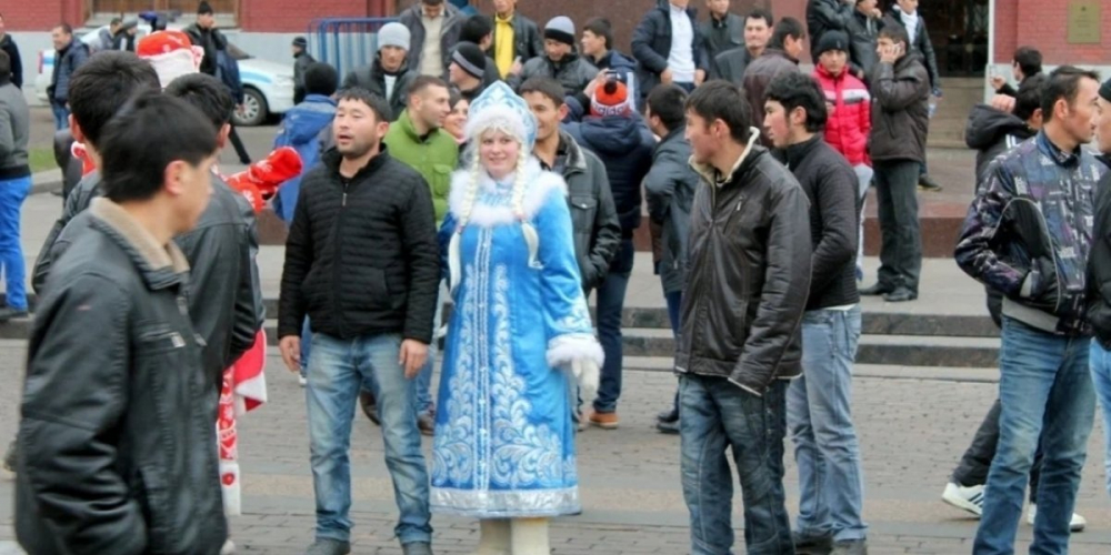 Мигранты окончательно обнаглели. Теперь они требуют отменить Новый год и обеспечить халяльным питанием российские школы