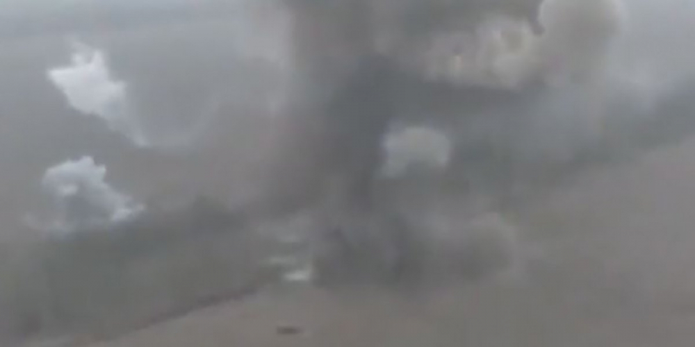 Мощнейший взрыв склада боеприпасов в зоне СВО едва не уничтожил снимавший на видео дрон (ВИДЕО)