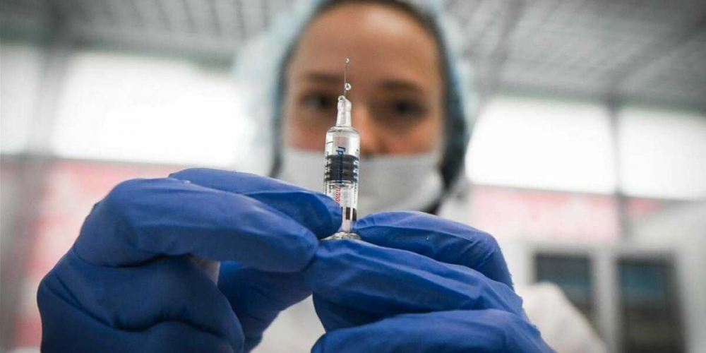 Уколоться или закрыться? Российский бизнес предложил властям ввести тотальную вакцинацию населения и отменить «нерабочие дни»