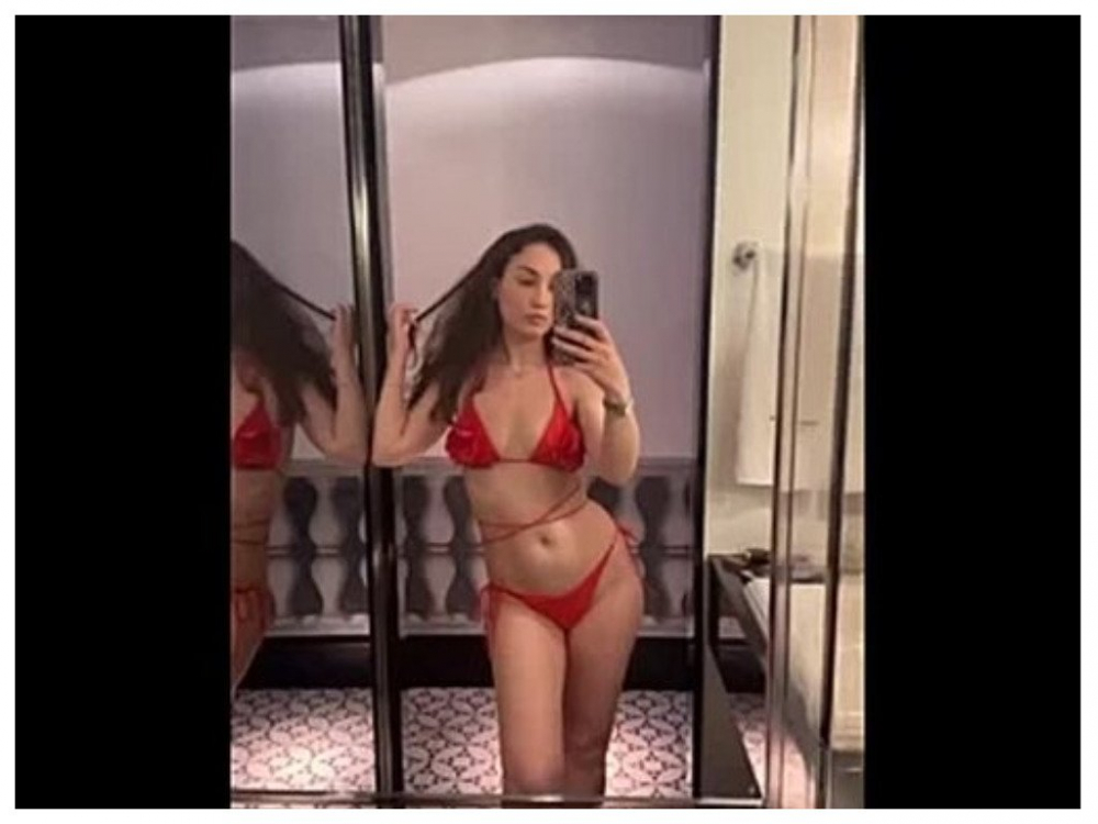 Виктория Дайнеко похвасталась пышными формами в откровенном бикини