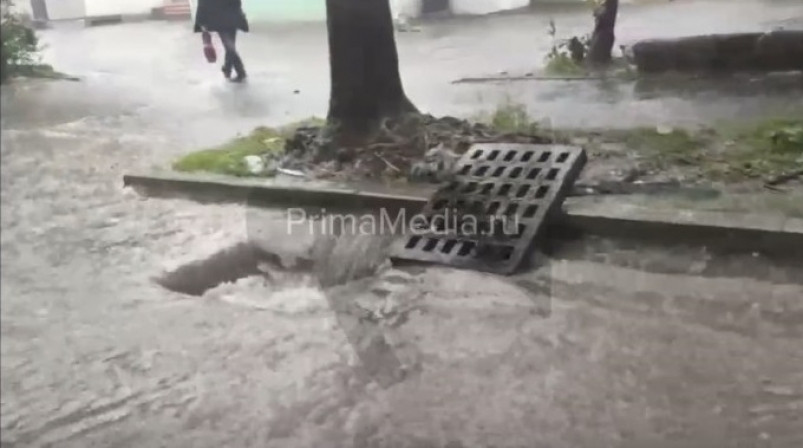 Уходит под воду: первые подтопления начались во Владивостоке — видео