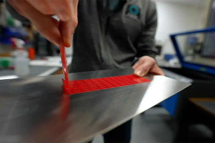 Умный дизайн делает липкую ленту прочной, но легко удаляемой