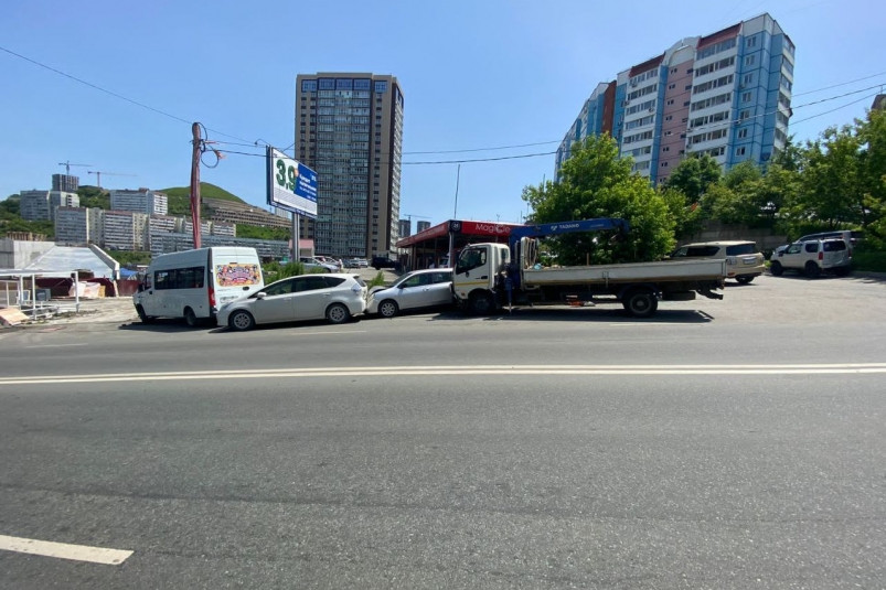 В аварии с шестью машинами во Владивостоке обошлось без пострадавших