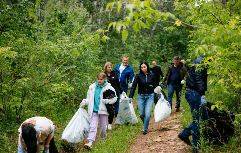 В Челябинске провели масштабный субботник на будущей лесной экотропе