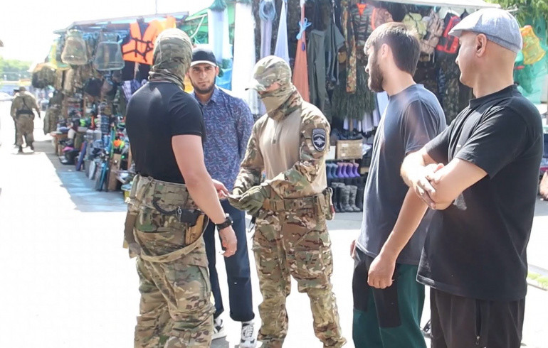 В Челябинске силовики проверили более 200 мигрантов в ходе рейда по рынкам