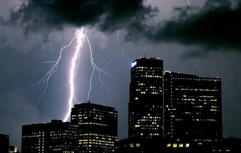В Минздраве рассказали, как защитить себя от удара молнии во время грозы