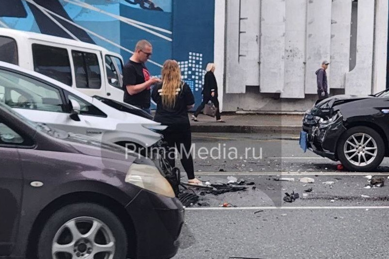“В мясо размотались”: массовое ДТП прямо сейчас парализовало центр Владивостока