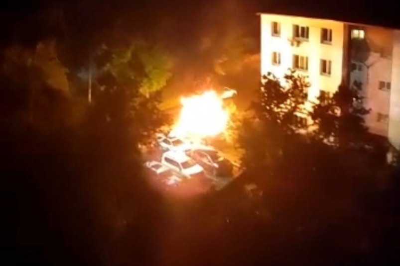 В Приморье вспыхнула машина во дворе жилого дома