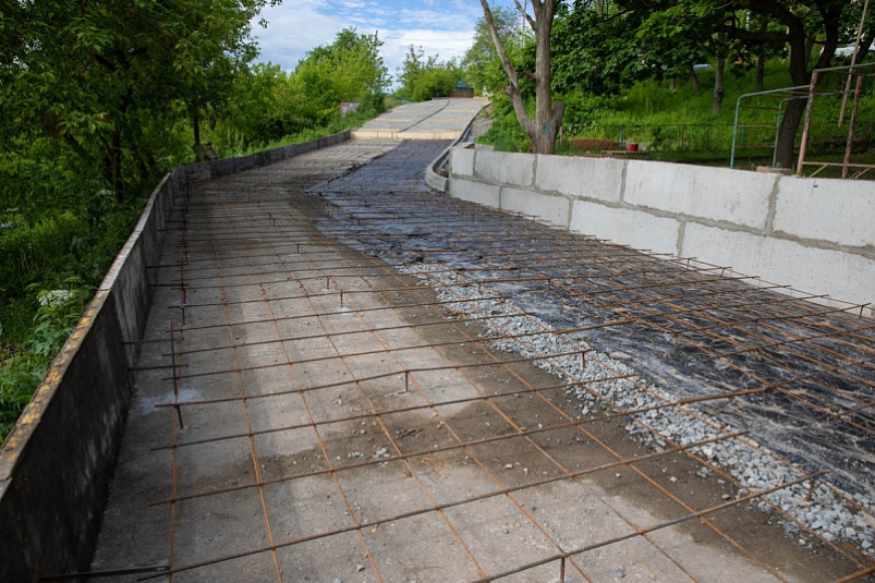 Во Владивостоке на улице Героев Тихоокеанцев приступили к бетонированию дороги