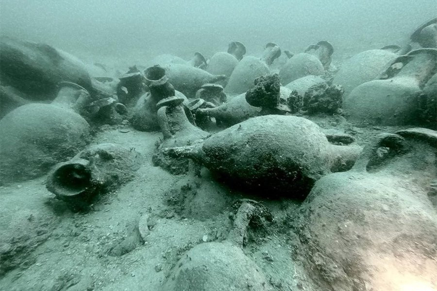 Водолазы-саперы обнаружили обломки древнего корабля, датируемого III веком до нашей эры