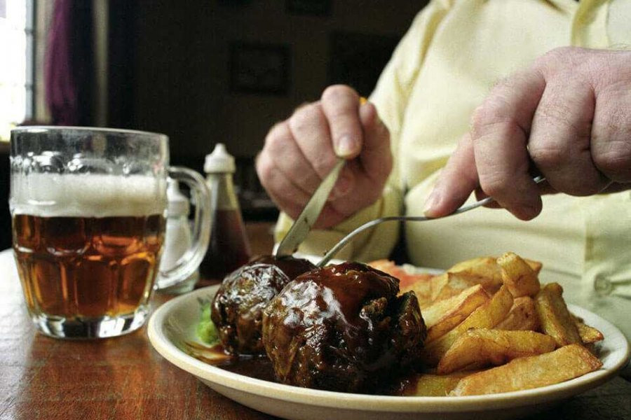 Врач Косов рассказал, почему жирная пища и алкоголь несовместимы