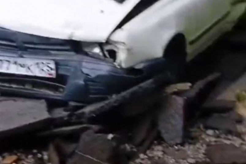 Зияющие дыры и разбросанный асфальт — во Владивостоке машины ушли под землю (видео)