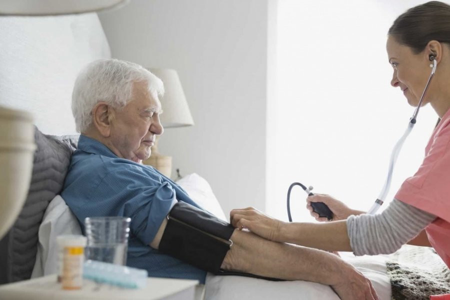 AHA: контроль давления в пожилом возрасте сохранит ум человека и защитит от мошенников