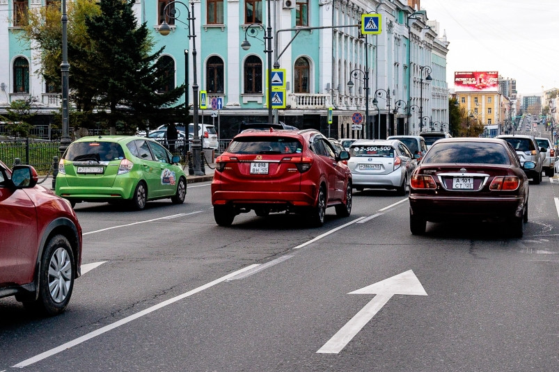 Авария блокирует дорогу в центре Владивостока – видео