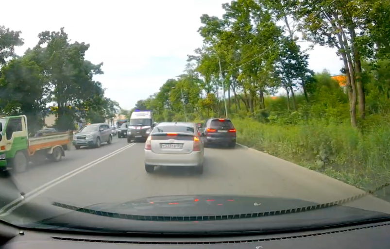 “Автохам” в Приморье влетел в карету скорой помощи на встречке – видео