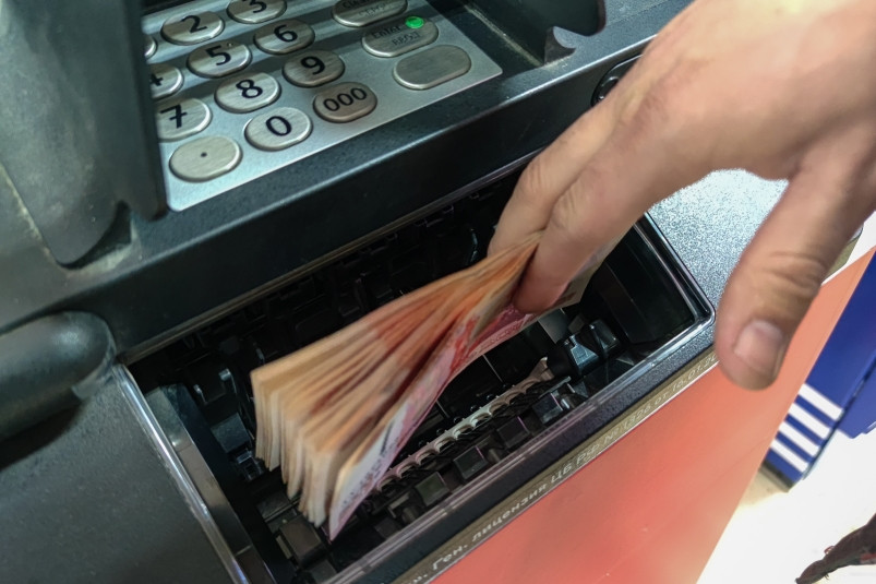 Деньги поступают на карту МИР в течение всего дня: стартовали выплаты детских пособий в РФ