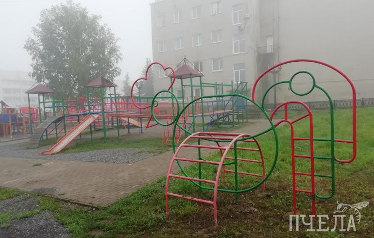 Глава Челябинска поручила проверить детские площадки после случаев травмирования детей