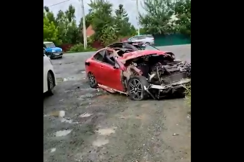 Красный Mercedes влетел под грузовик, уходя от погони ДПС во Владивостоке