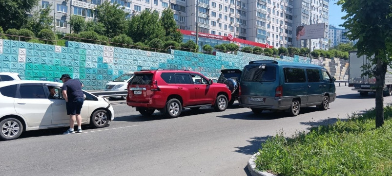 Массовое ДТП “паровозиком” блокирует дорогу во Владивостоке – фото