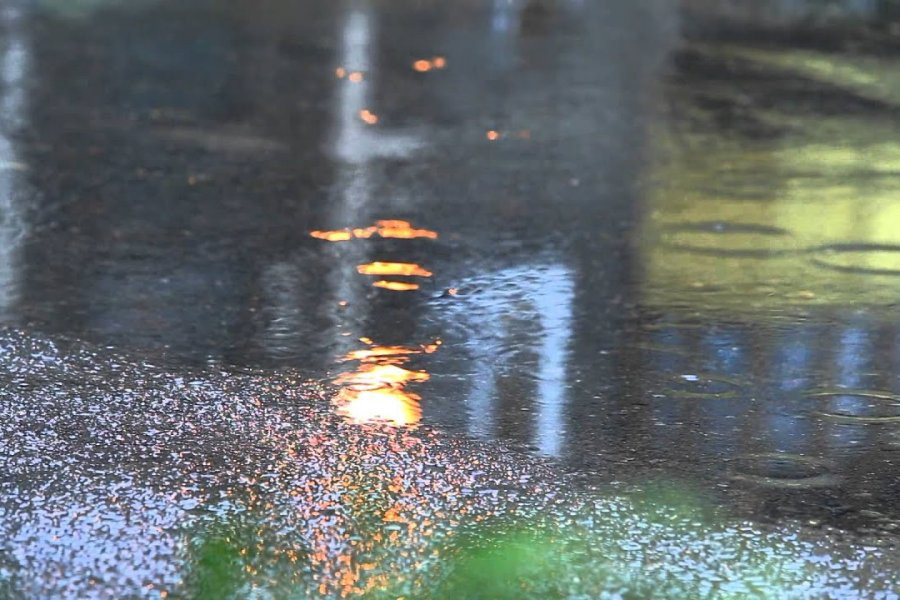 На перекрёстке Комендантского и Шуваловского проспектов в Санкт-Петербурге прорвало трубу