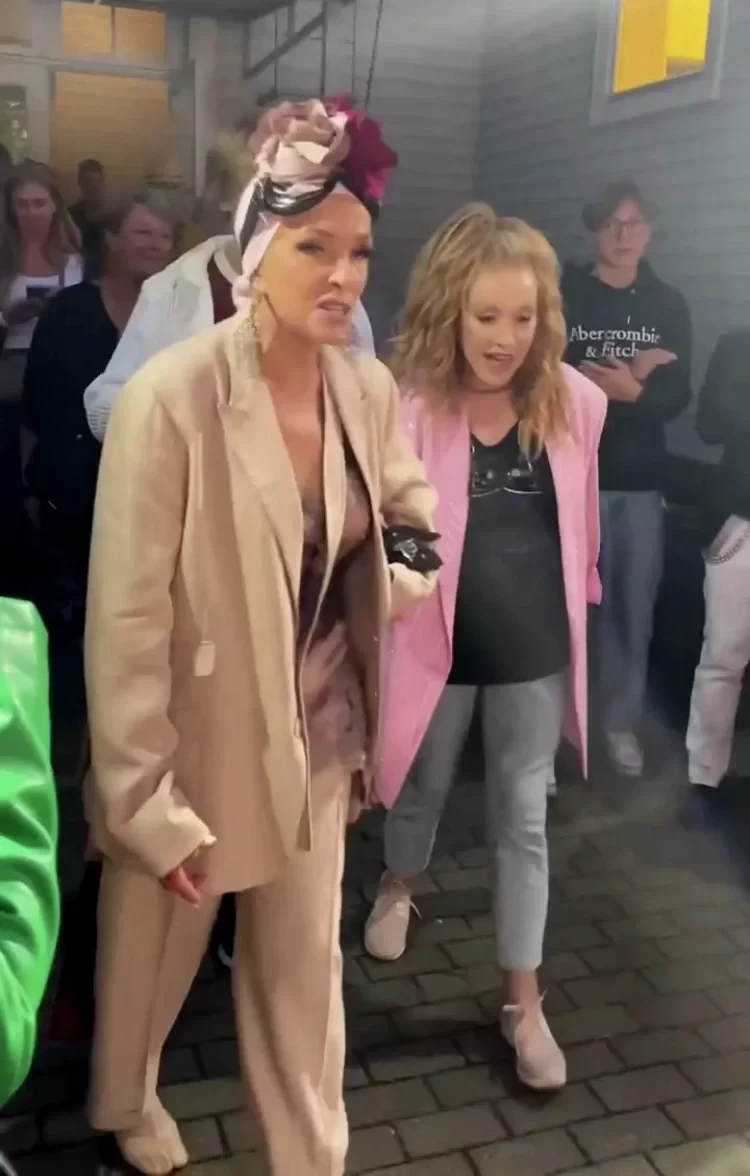 Певица Алла Пугачева пришла на фестиваль Вайкуле, но спеть отказалась