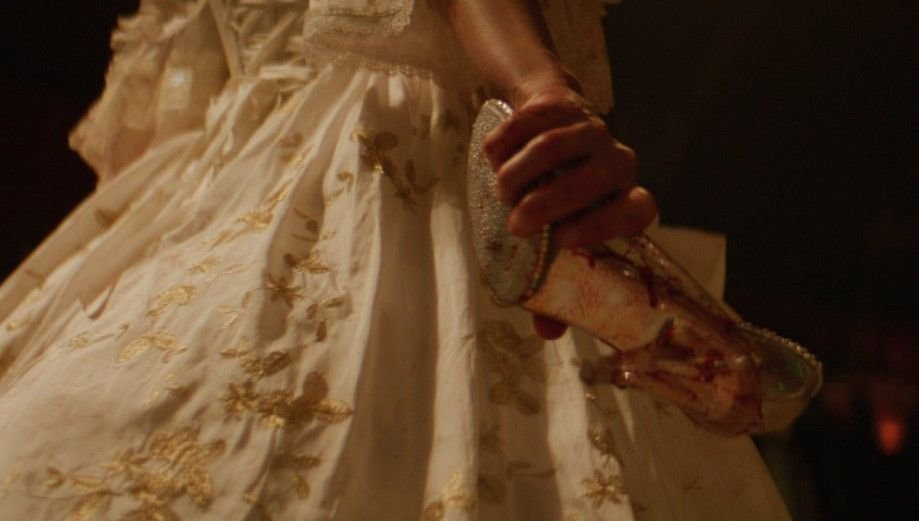 Появились первые фотокадры кровавого фильма ужасов про Золушку