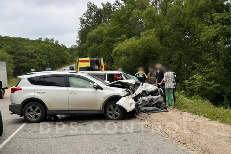 “Полиция и скорая на месте”: жесткая авария перекрыла дорогу в Приморье