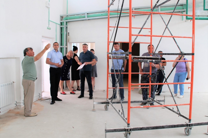 Рабочая группа оценила ход ремонта школьного спортзала в Тавричанке