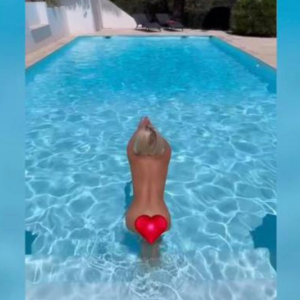 Телеведущая РФ Лера Кудрявцева нырнула в бассейн без одежды