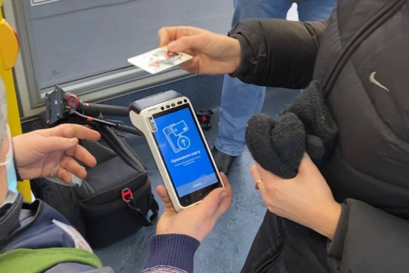 Терминалы для безналичной оплаты проезда установили в автобусах в Хорольском округе