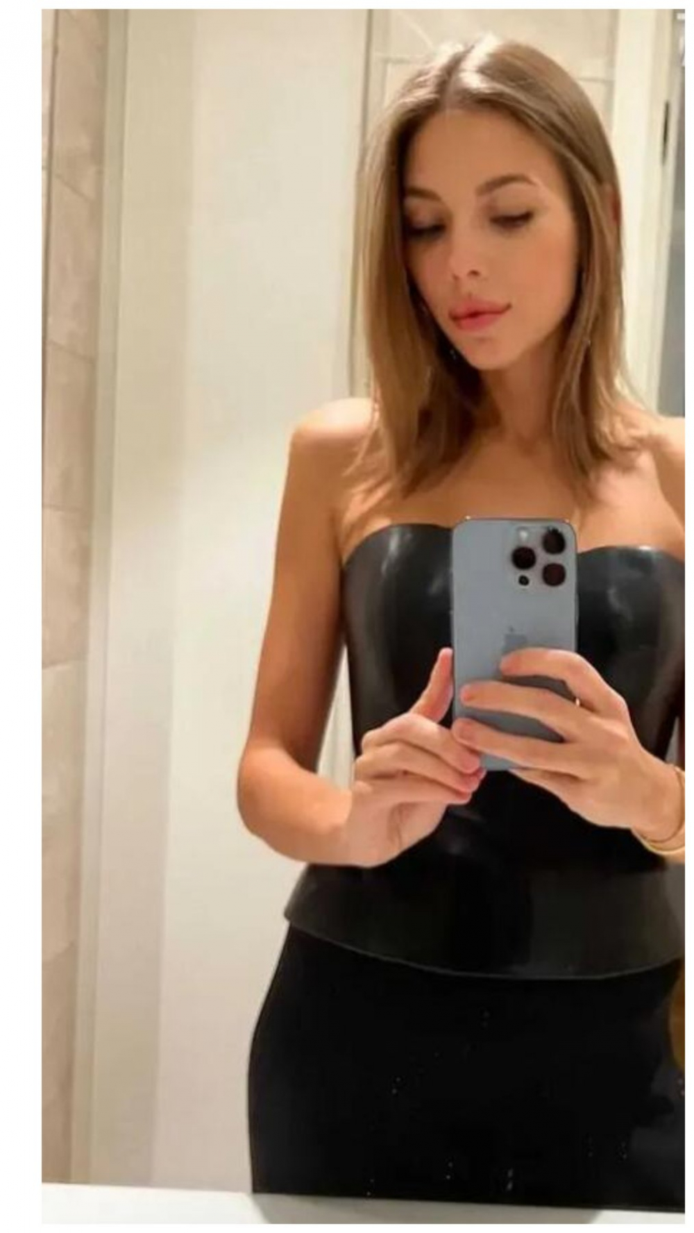 Бледная копия Жуковой: у Абрамовича появилась новая стройная брюнетка