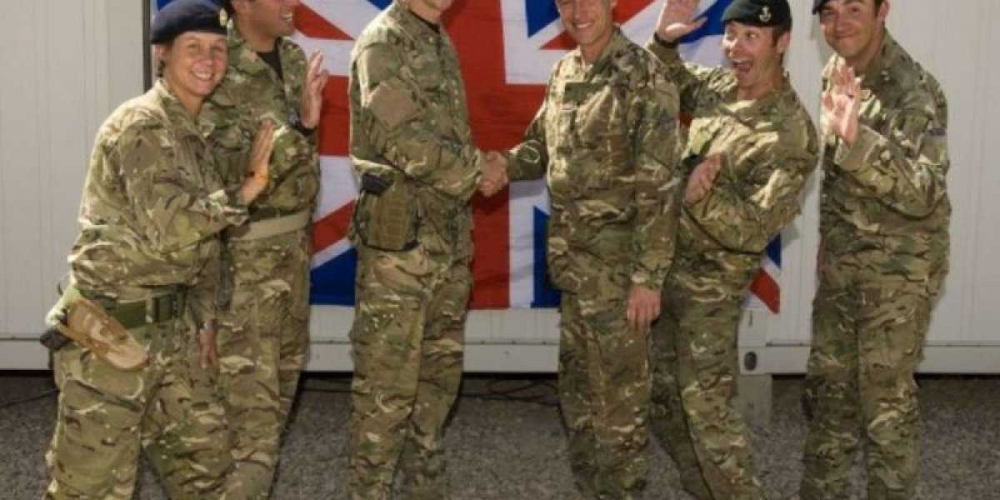 Пьяных английских солдат сняли с поезда в Эстонии. В случившемся обвиняют Россию