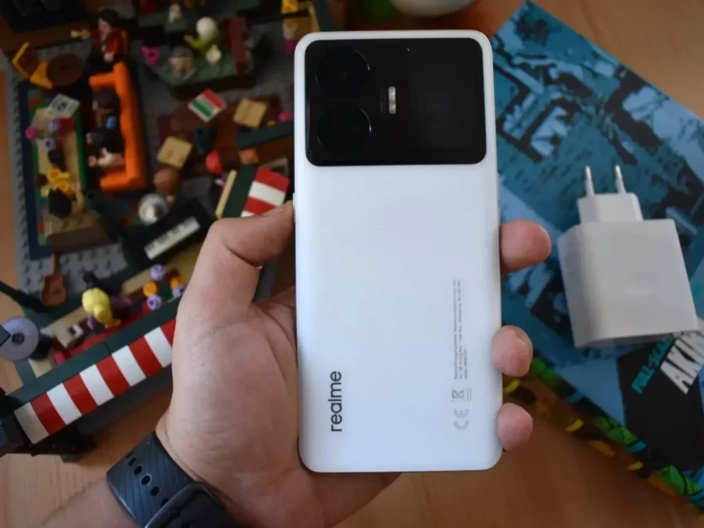 Realme GT5 впервые показали на «живом» фото